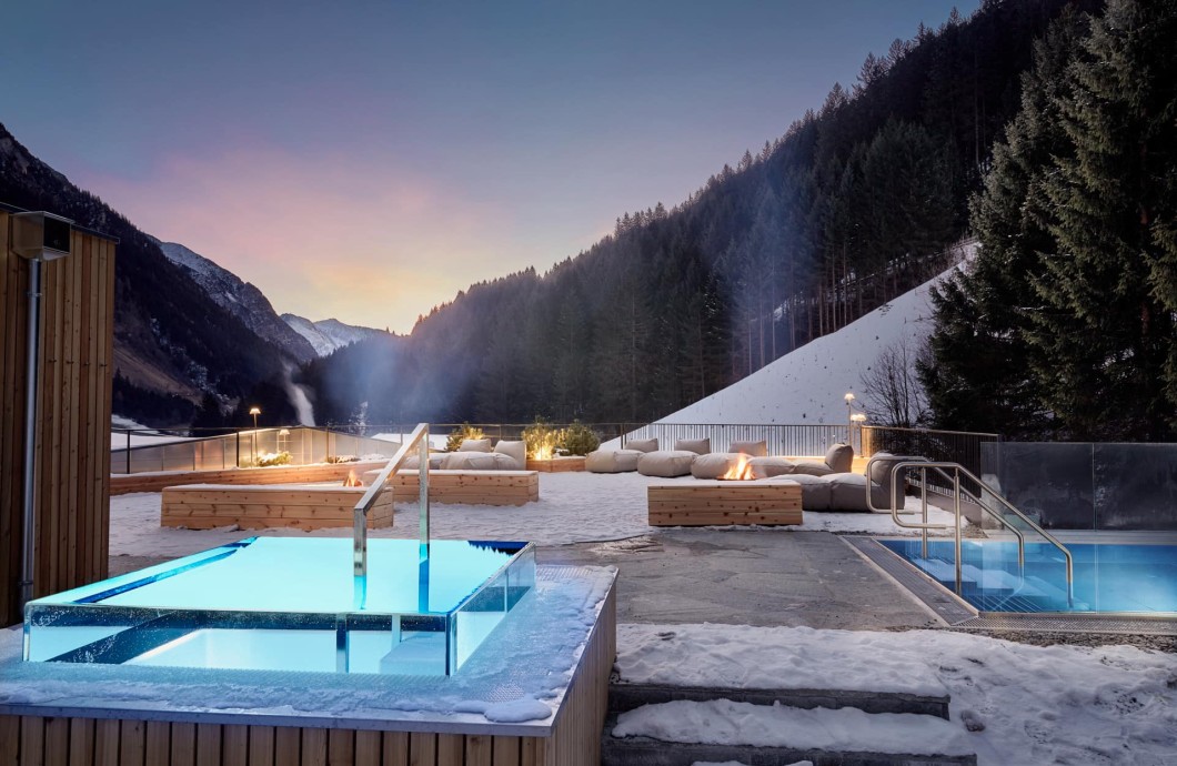 Whirlpool, Tauchbecken und Ruheliegen auf der Dachterrasse des Adults Only Wellnessbereichs im Familienhotel Feuerstein in Südtirol