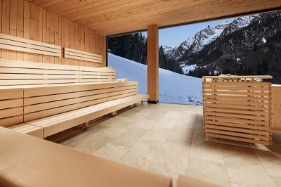 Saunieren mit Berglick in der Finnischen Sauna im Adults Only Wellnessbereich des Familienhotel Feuerstein in Südtirol