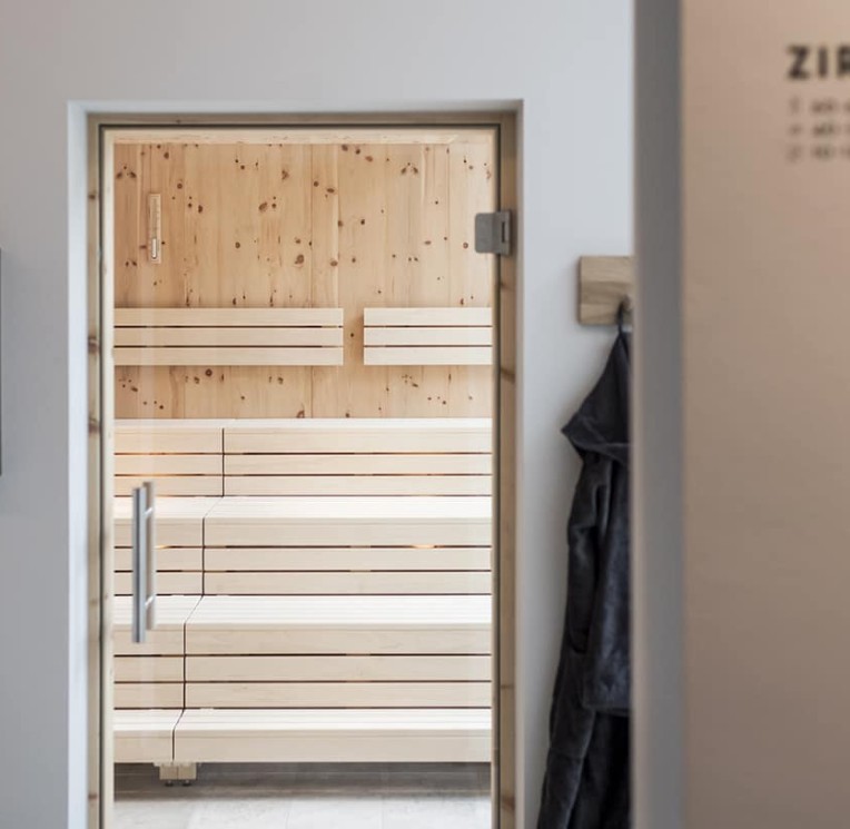 Die Zirbensauna im Adults Only Wellnessbereich im Familienhotel Feuerstein in Südtirol