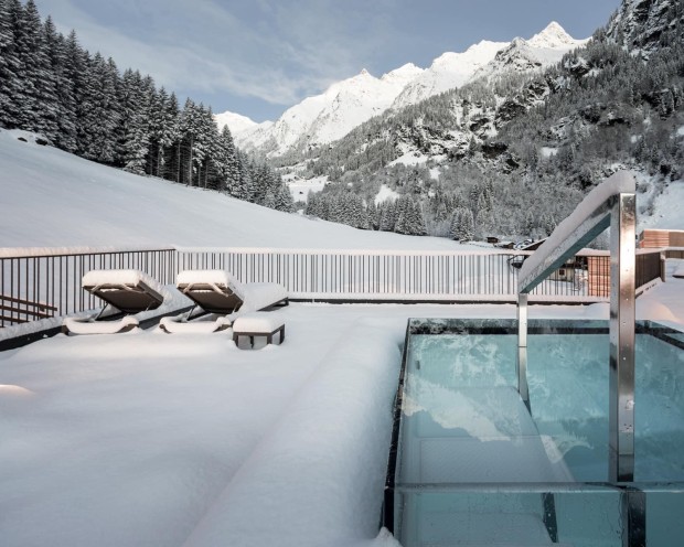 Whirlpool auf der Dachterrasse des Adults Only Wellnessbereichs im Familienhotel Feuerstein in Südtirol
