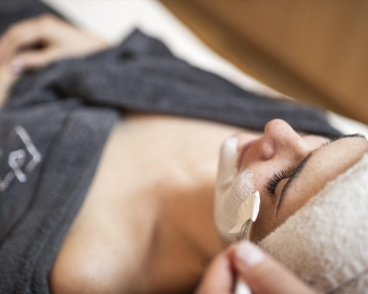 Gesichtsbehandlung im Familienhotel Feuerstein in Südtirol