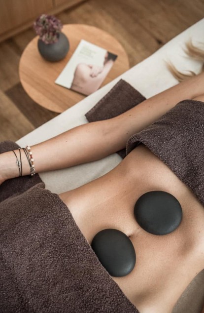 Hot Stone Massage im Familienhotel Feuerstein in Südtirol