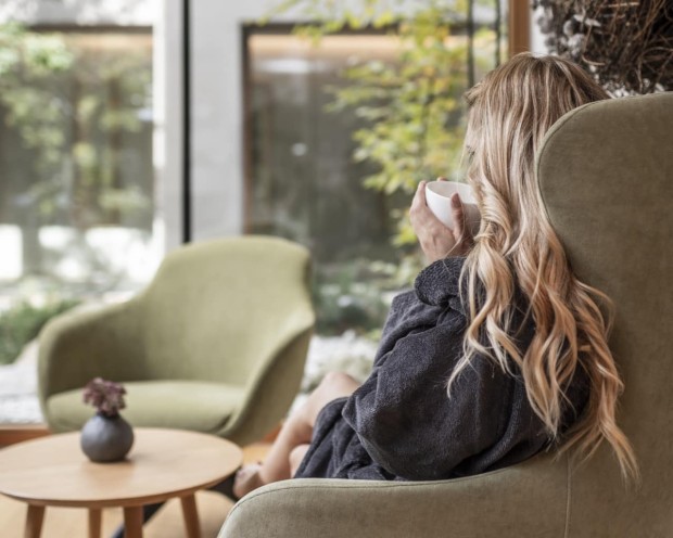Eine Tasse Tee genießen im Adults Only Wellnessbereich des Familienhotel Feuerstein in Südtirol