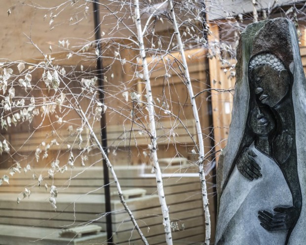 Einblick in die Zirbensauna im Adults Only Wellnessbereich des Familienhotel Feuerstein in Südtirol
