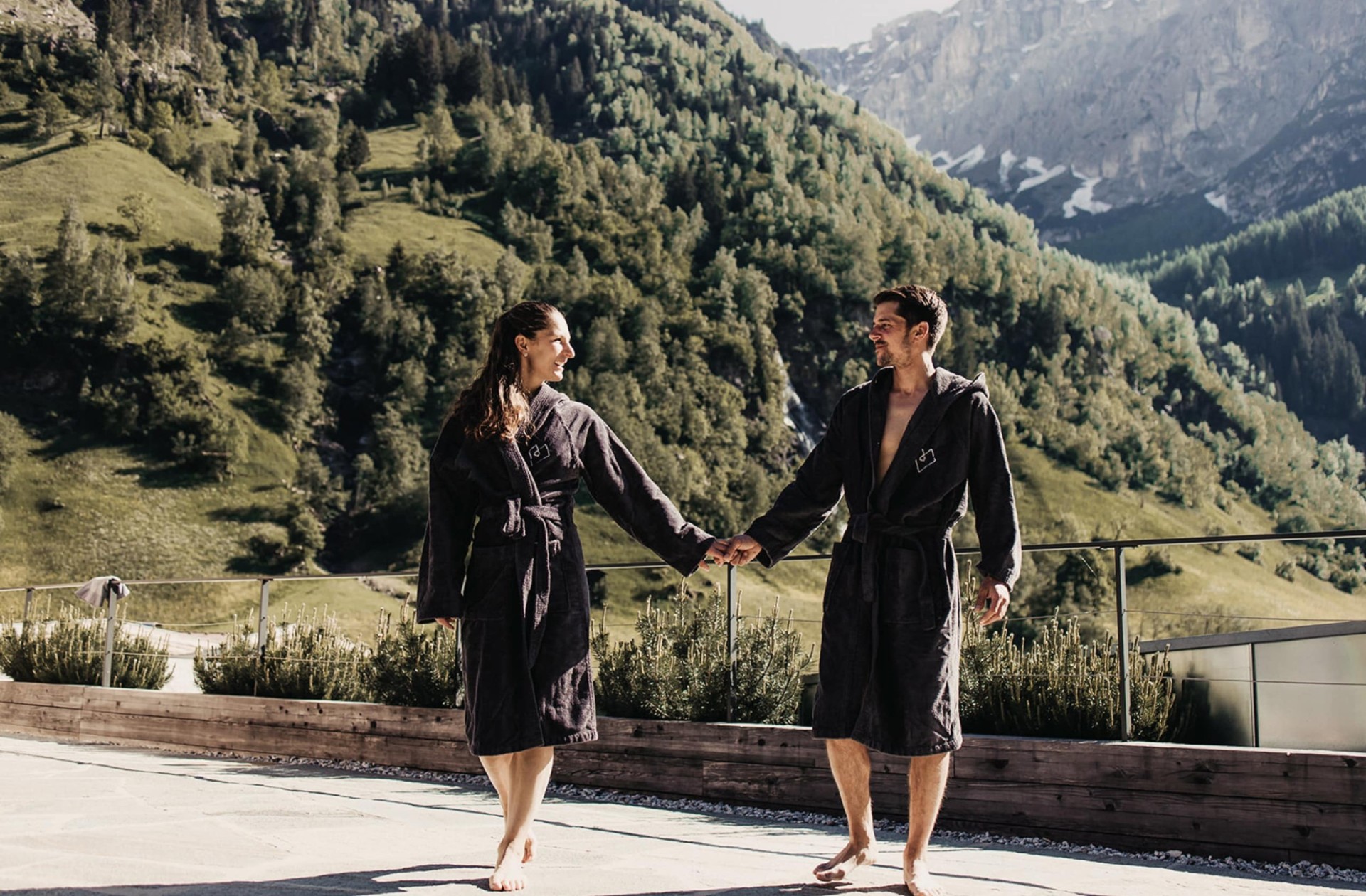 Paarzeit auf der Dachterrasse des Adults Only Wellnessbereichs im Familienhotel Feuerstein in Südtirol