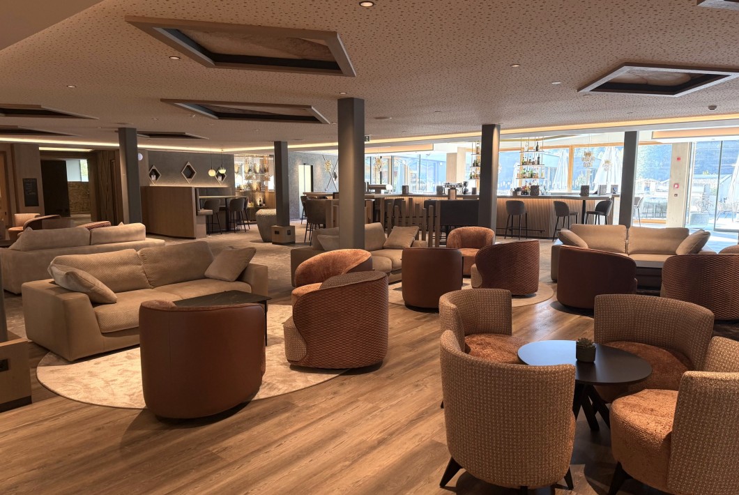 Blick auf die neue Bar mit Sesseln und Tischen