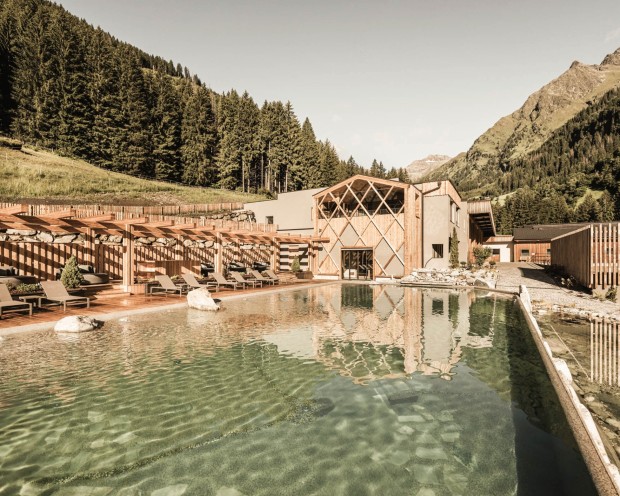 Neues Highlight unser beheizter Natur Schwimmsee mit Bergola und gemütlichen Liegeplätzen