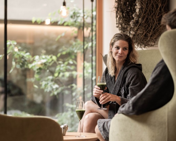 Ein Pärchen enspannt sich im adults only spa im Kinderhotel Südtirol.