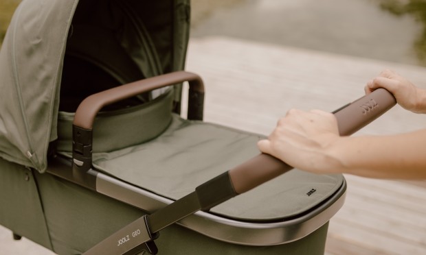 Neuen Joolz Geo wird über das Feuerstein Gelände geschoben.