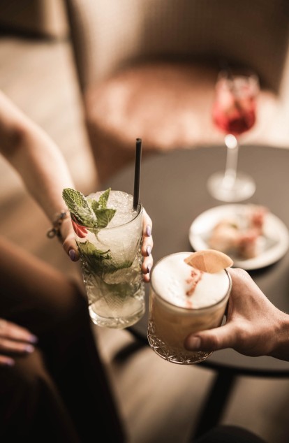 zwei verschiedene Cocktails