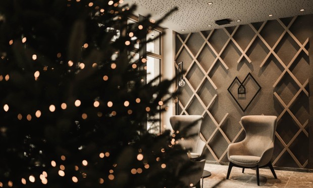 Weihnachtsbaum Feuerstein im Hintergrund Feuersteinherz