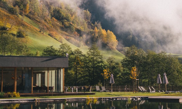 herbstliche Stimmung und Nebel über dem Feuerstein Hotel