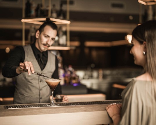 Barchef Toma macht gerade den letzten Feinschliff beim Cocktail