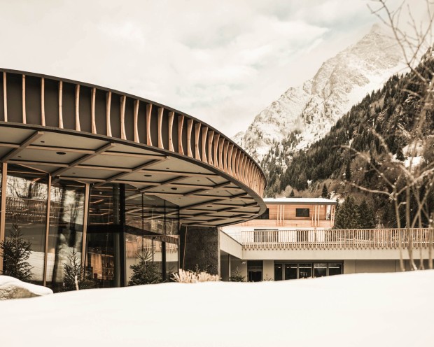 Außenfoto von Rezeption im Hintergrund die Berge