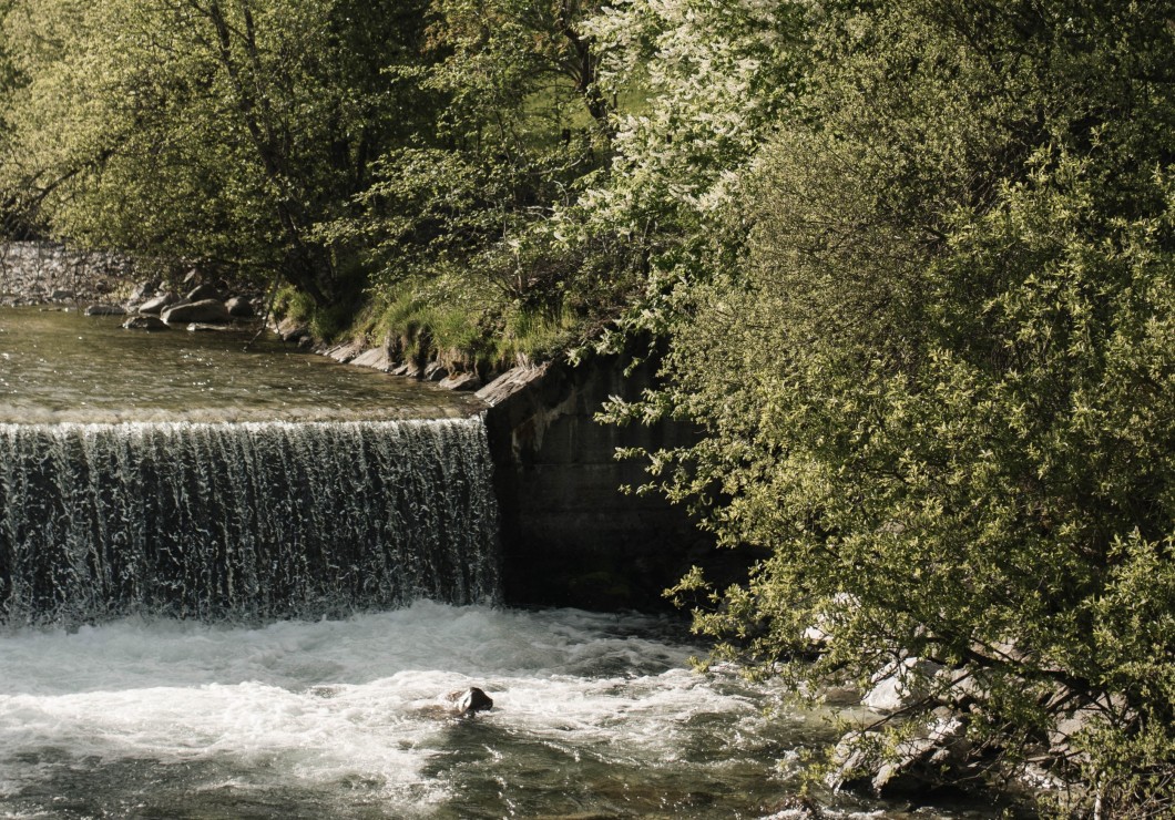 Kleiner Fluss führt Wasser