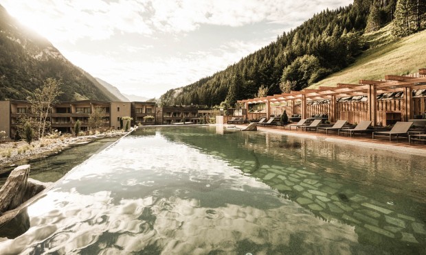 Feuersteins neuer Schwimmsee im Hintergrund Berge