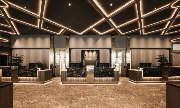 Die neue Rezeption erstrahlt in ihrem neuen glanzt, hochwertige Materialien, Gold, Stein.