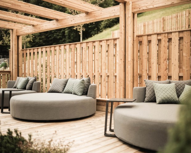 Am neuen beheizten Schwimmsee befinden sich wunderschöne und bequeme designer Sitzmöbel