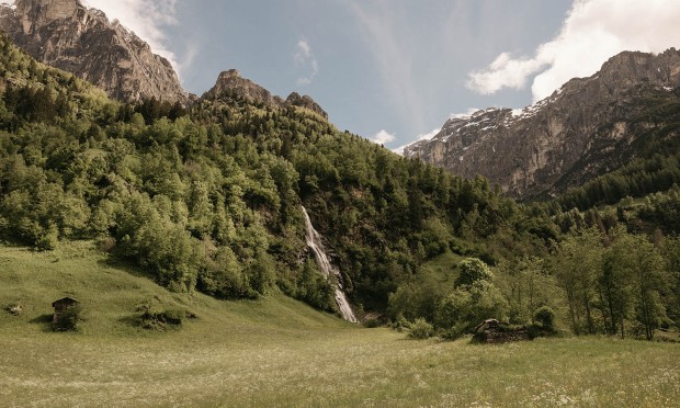 Wasserfall inmitten einer grüße Wiese