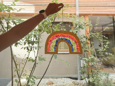 Selbergemachter Regenbogen der am Fenster hängt und schön leuchtet.
