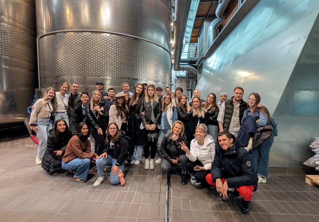 Unser Feuerstein Team besichtigt die Weinlager des Rotari Weingutes.