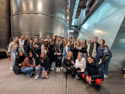 Unser Feuerstein Team besichtigt die Weinlager des Rotari Weingutes.