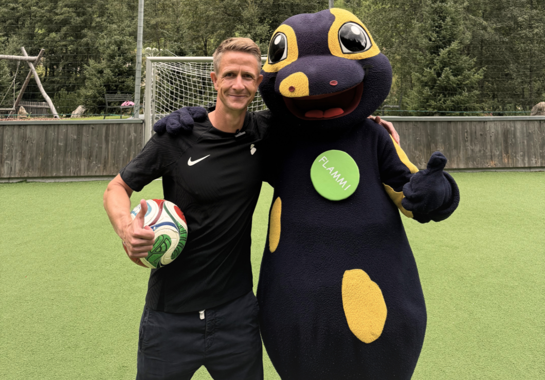 B42 Trainer und Flammi bereiten sich auch ihre Fußball-Akademie vor.