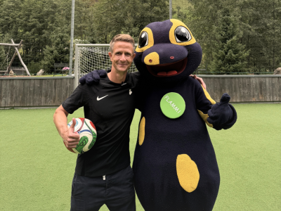 B42 Trainer und Flammi bereiten sich auch ihre Fußball-Akademie vor.