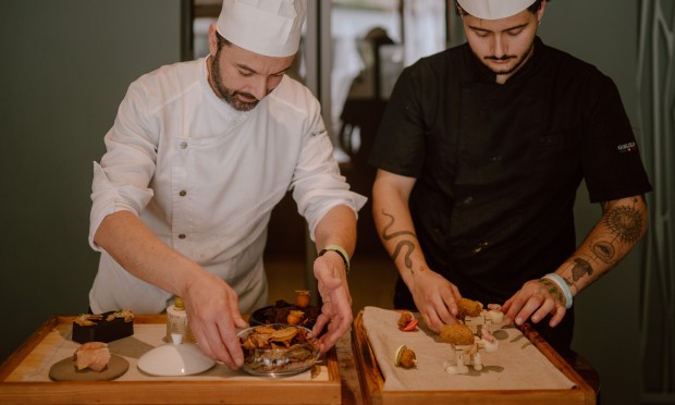 Chef Andrea Moccia und Sein Team präsentieren ihre Speisen.
