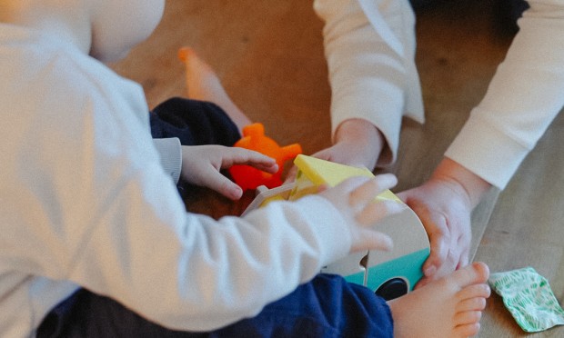 Saski hilft einem Kind etwas zusammen zu bauen