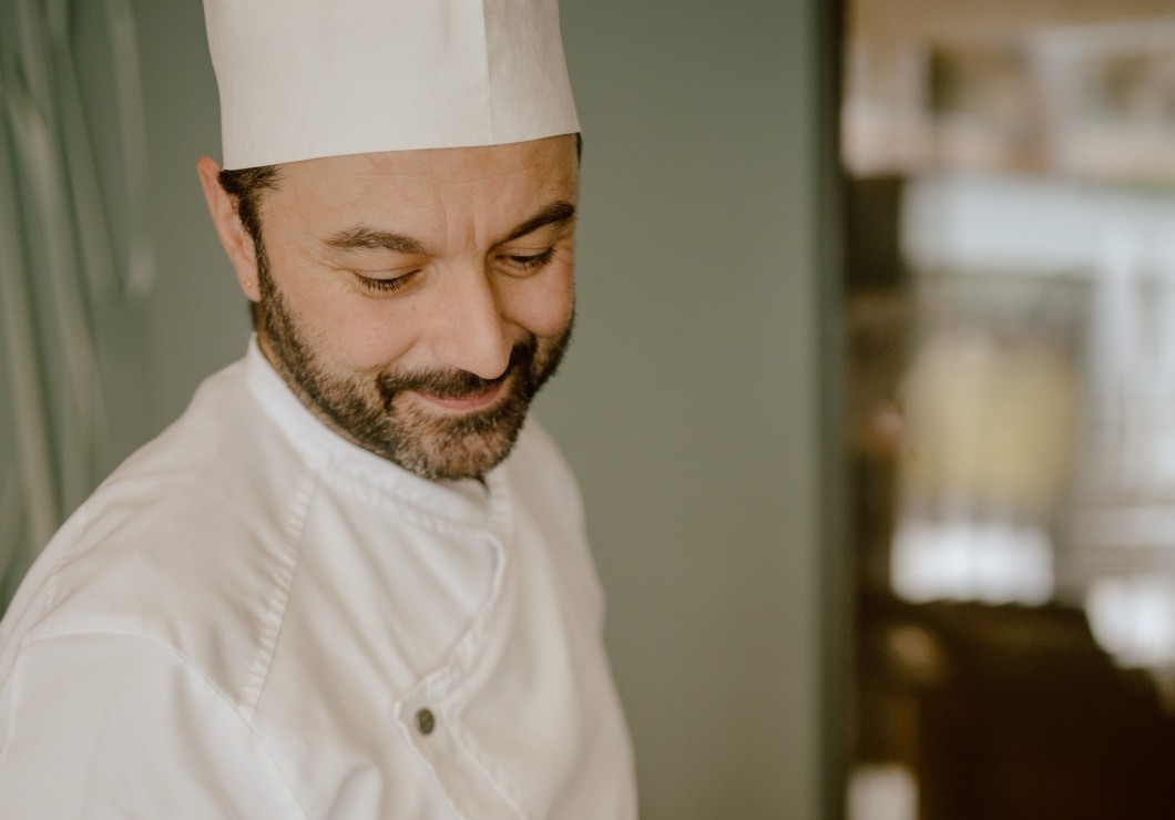 Chef Andrea Moccia zeigt seine Speisen im Artifex Gourmetrestaurant im Feurstein Nature Family Resort
