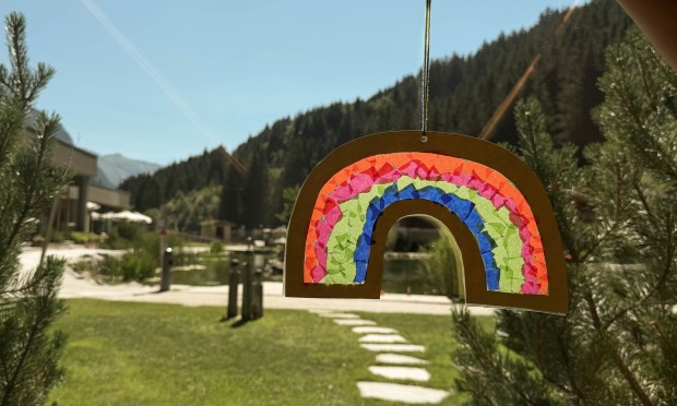 Der fertige Regenbogen hängt nun am Fenster und leuchtet sehr schön.