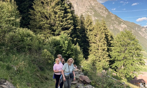 Mitarbeiter beim wandern