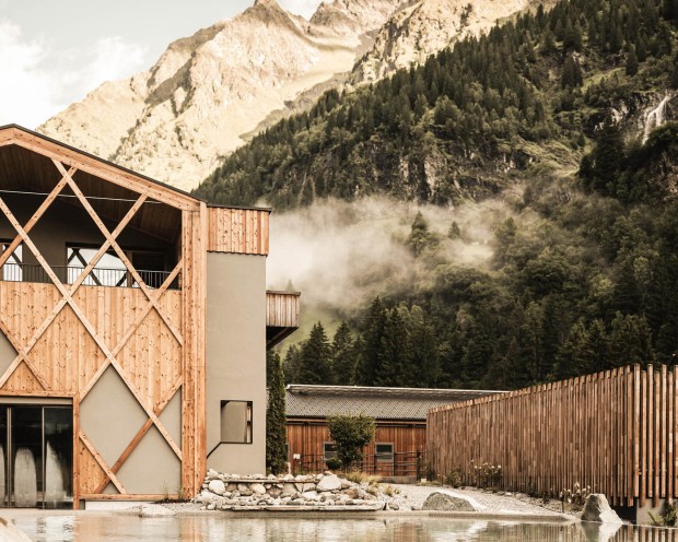 wunderschöner Blick vom Wasser des neuen beheizten Schwimmsees auf die Berge