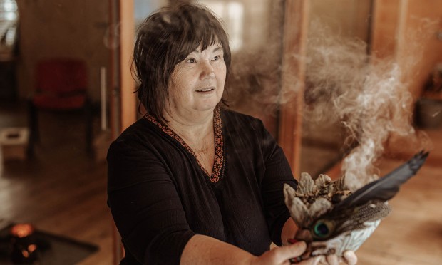 Frau macht eine Räuchermeditation