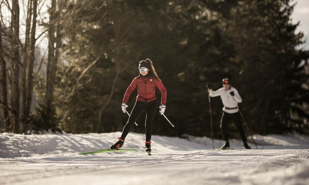 zwei Leute gleiten mit ihren Langlaufskierern über die wunderbare Langlaufloipe in Pflersch.