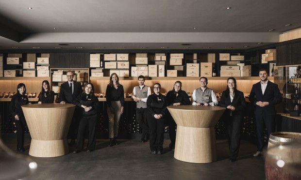 Auf dem Bild befinden sich die aktuellen Mitarbeiter der Rezeption sowie die Direktion des Feuerstein Nature Family Resorts.