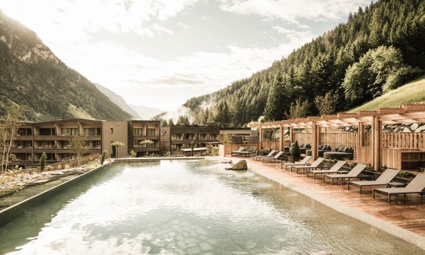 Schwimmsee Foto im Sommer im Hintergrund Berge und Wald