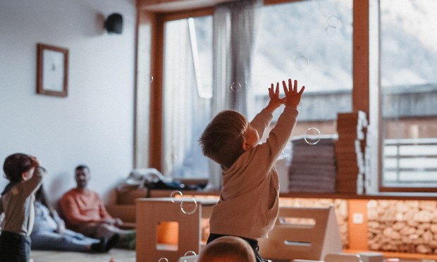 Kleiner Junge spielt mit Seifenblasen