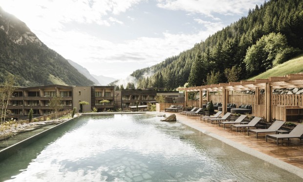 Der neue beheizte Schwimmsee mit Blick auf die Berge.