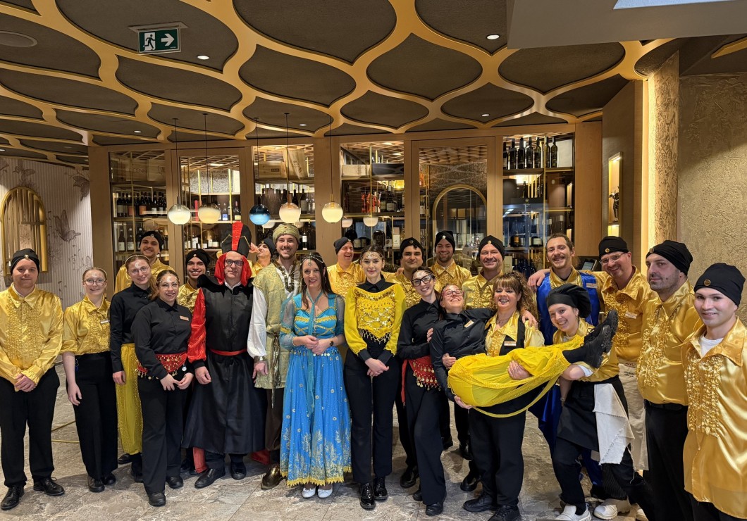 Die Restaurantmitarbeiter sind im Fasching zum Motto 1001 Nacht verkleidet.