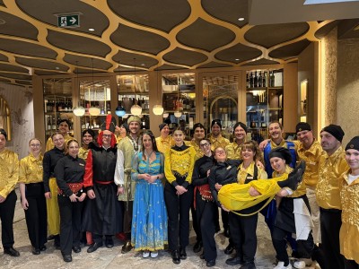 Die Restaurantmitarbeiter sind im Fasching zum Motto 1001 Nacht verkleidet.