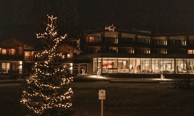 Außenbild Feuerstein in der Nacht