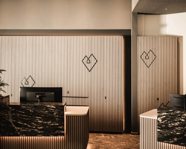 Detailfoto von Rezeption, auf Wand Feuersteinherz