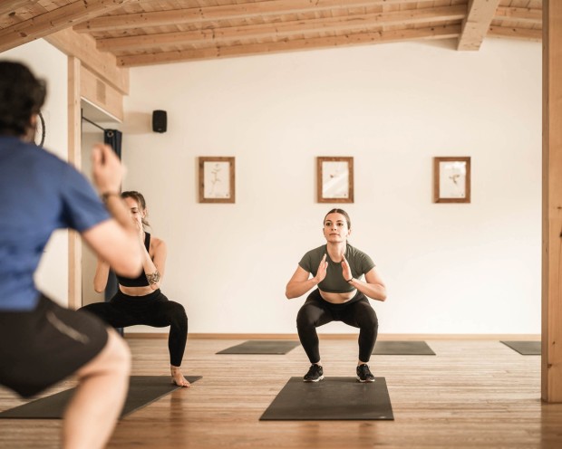 Zwei Frauen machen Yoga im Familienhotel mit Wasserrutsche in Südtirol