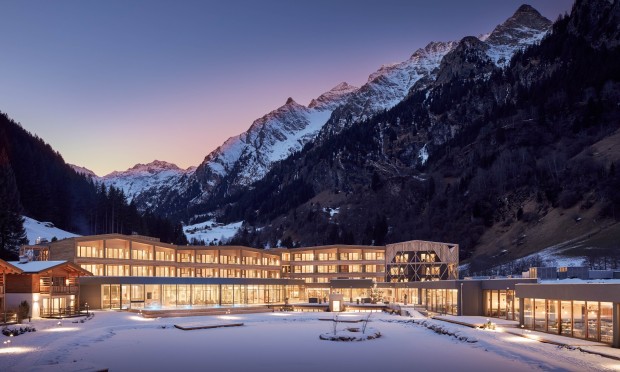 Das Feuerstein Nature Family Resort ist mit Schnee bedeckt und strahlt in der schönen Abendstimmung im Pflerschtal, Südtirol.