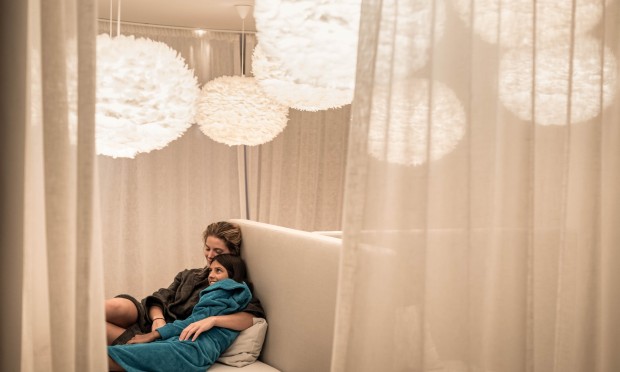 Mutter und Tochter genießen zweisamkeit und kuscheln im Familien Ruheraum im Feuerstein Nature Family Resort - Mountain Spa