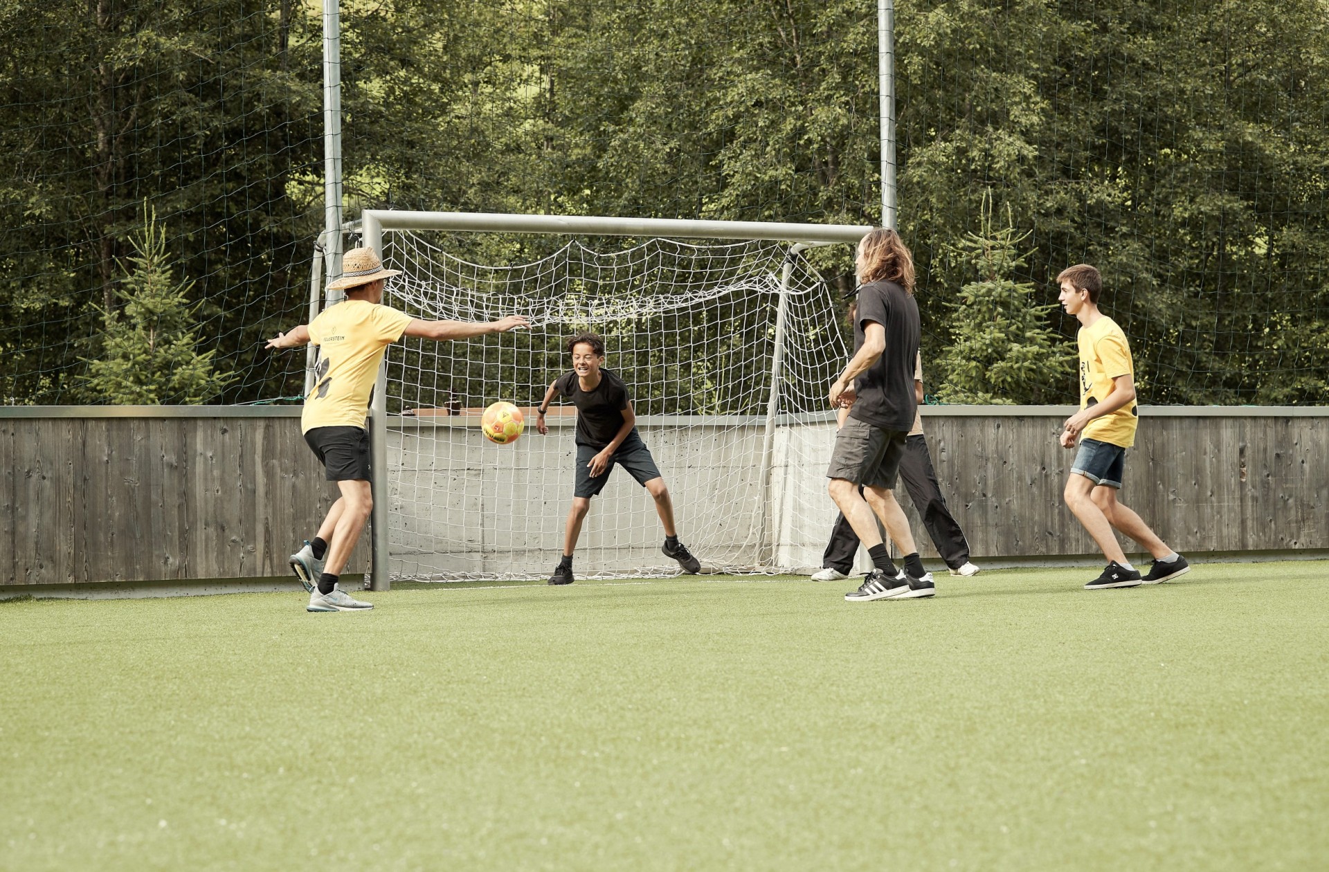 5 bambini che giocano a calcio