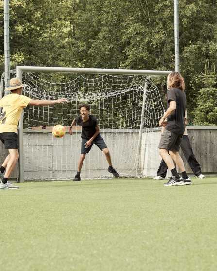 5 Kinder die beim Fussball spielen sind