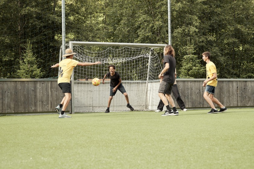 5 Kinder die beim Fussball spielen sind